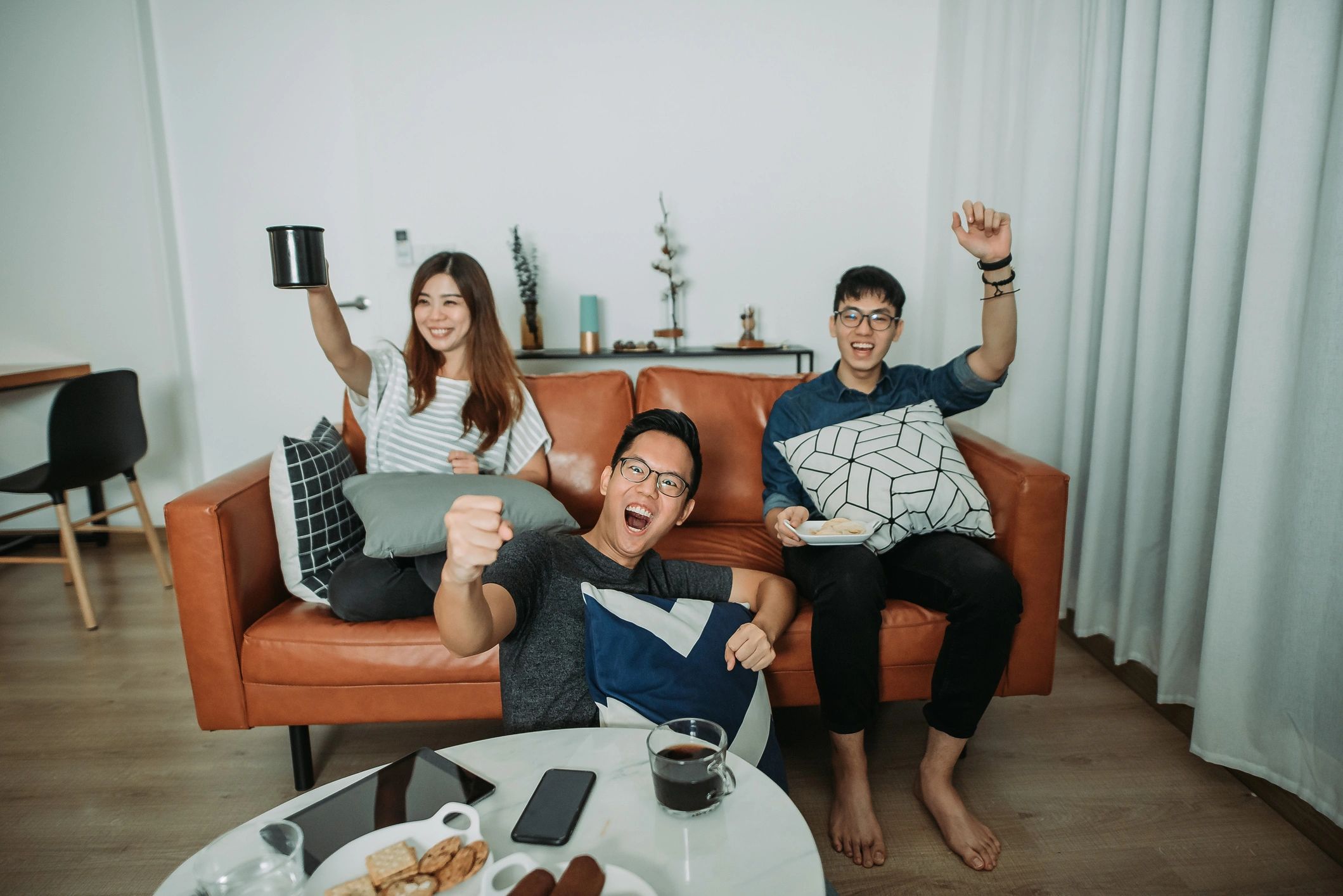 People watching multiple screens in a sports viewing environment
